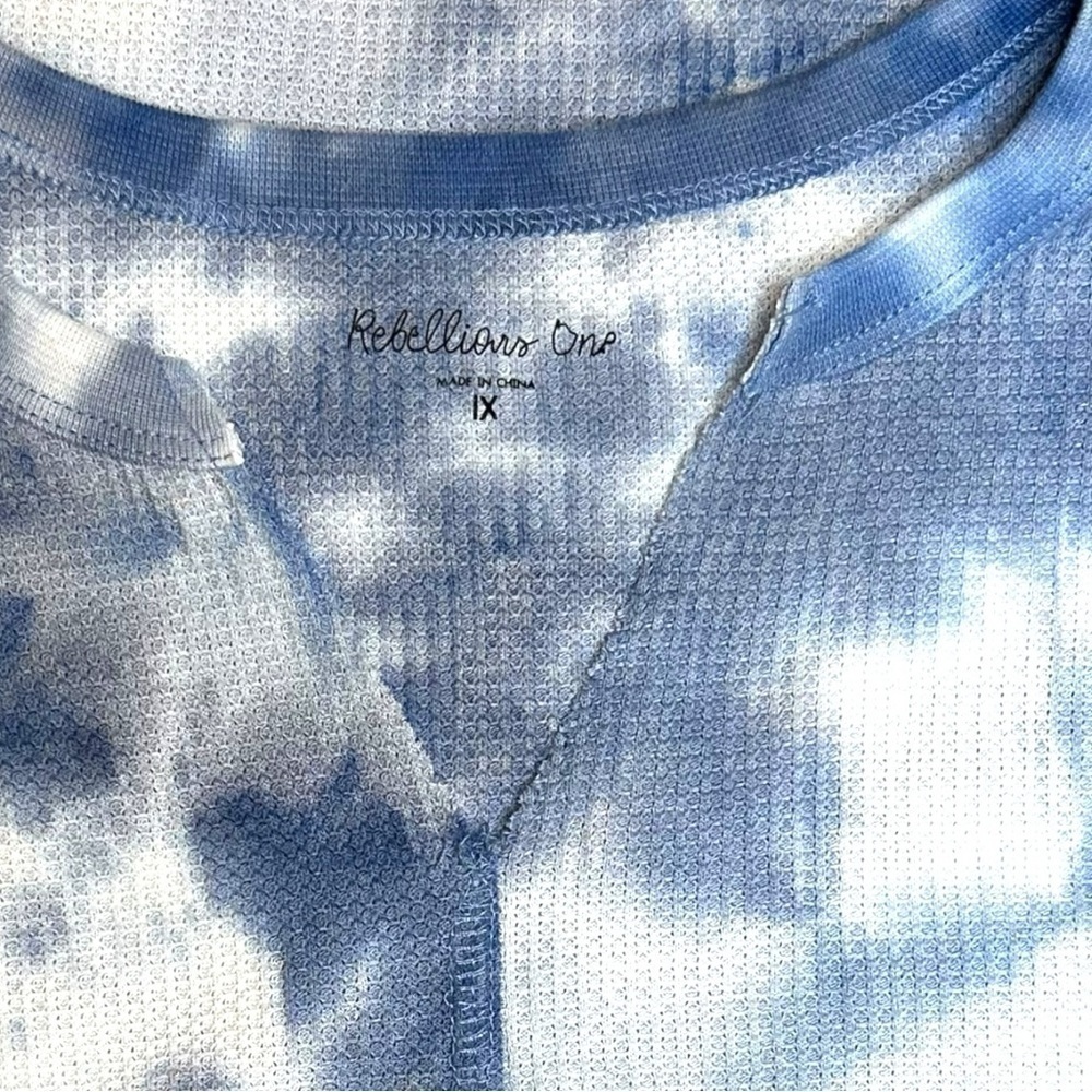 REBELLIOUS ONE Juniors/Womens 1X Blue & White Tie Dye Long Sleeve Shirt - Picture 3 of 8